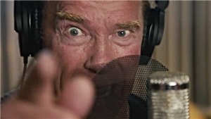 Arnold Schwarzenegger h&#243;a rapper trong MV khiến fan rơi nước mắt