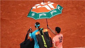 Tennis 29/5: Wawrinka chia tay Roland Garros sớm, Nadal v&#224; Sharapova bị thời tiết ph&#225; đ&#225;m