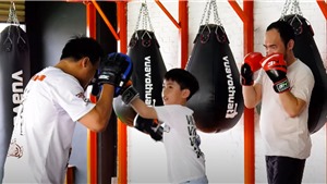 Vắng Thu Trang, Tiến Luật dẫn con trai đi học boxing trong &#39;Thử th&#225;ch lớn kh&#244;n&#39;