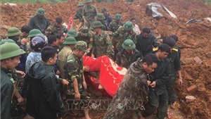 Sạt lở đất ở Hướng H&#243;a - Quảng Trị: Lực lượng cứu hộ băng qua khu vực sạt lở để tiếp cận hiện trường