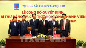 Ph&#243; Thủ tướng Trương H&#242;a B&#236;nh trao Quyết định Chủ tịch PVN cho &#244;ng Ho&#224;ng Quốc Vượng