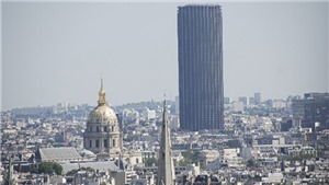 Ph&#225;p bắt giữ đối tượng leo l&#234;n t&#242;a nh&#224; Tour Montparnasse cao nhất Paris