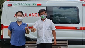 Nghệ sĩ Việt Hương b&#224;n giao xe cứu thương hơn 2,5 tỷ đồng cho &#244;ng Đo&#224;n Ngọc Hải