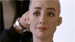 VIDEO: Robot Sophia c&#243; thể l&#224;m nhiều điều đ&#225;ng kinh ngạc