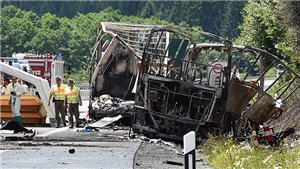 Tai nạn xe bu&#253;t nghi&#234;m trọng tại Đức: 18 người c&#243; thể đ&#227; chết