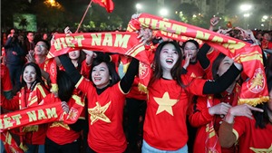 U22 Việt Nam v&#244; địch SEA Games 2019: CĐV Việt Nam xuống đường &#39;đi b&#227;o&#39; mừng HCV