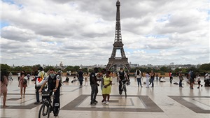 Một đoạn cầu thang Th&#225;p Eiffel được b&#225;n đấu gi&#225; gần 300.000 euro