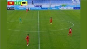 U23 Việt Nam: Văn Chuẩn như Neuer, l&#234;n giữa s&#226;n &#39;đ&#225; ma&#39; với đồng đội khi U23 Malaysia bất lực