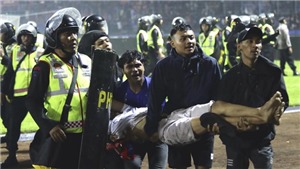 Cộng đồng mạng đề xuất FIFA cấm Indonesia thi đấu sau thảm họa v&#236; bạo loạn