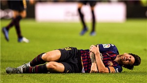 Messi g&#227;y tay, chấn thương nặng, vắng mặt trận Kinh điển với Real v&#224; Inter Milan