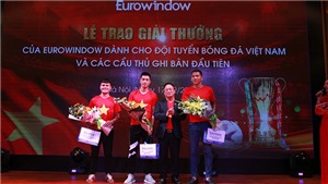 Người h&#249;ng Quang Hải, Huy H&#249;ng, Anh Đức nhận tận tay phần thưởng từ Eurowindow