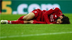 Salah chấn thương nặng, &#244;m mặt kh&#243;c, c&#243; thể nghỉ trận Liverpool vs Barca
