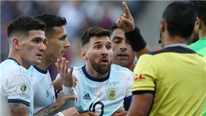 Argentina 2-1 Chile: &#39;Messi nhận thẻ đỏ ư? Lẽ ra trọng t&#224;i mới đ&#225;ng phải nhận thẻ đỏ&#39;
