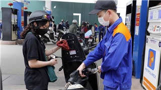  Trình Ủy ban Thường vụ Quốc hội giảm sàn thuế bảo vệ môi trường xăng dầu 