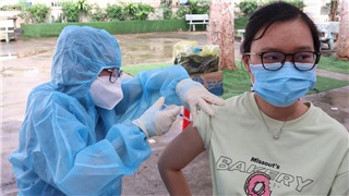   Cả nước ghi nhận hơn 900 ca mắc Covid-19 mới; tiêm vaccine để phòng biến thể phụ BA.5 