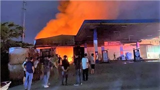  Hà Nội: Khống chế đám cháy nhà xưởng trong đêm, không để cháy lan sang cây xăng 