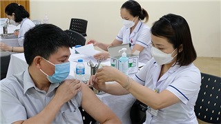  Biến thể BA.4, BA.5 đã xâm nhập nhưng hàng chục tỉnh vẫn tiêm vaccine Covid-19 mũi 3 và 4 chậm 