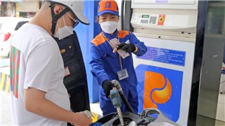  Giá xăng giảm mạnh hơn 3.000 đồng/lít 