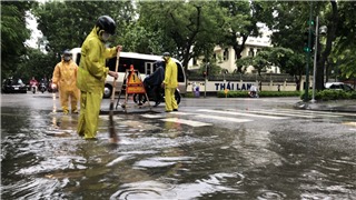  Hà Nội: Mưa lớn gây ngập nặng nhiều tuyến phố 