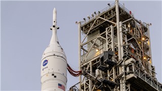 Dân Mỹ đổ về Florida háo hức chờ đợi NASA phóng tàu thăm dò Mặt trăng 