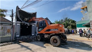  Vụ cháy nhà tại Ninh Thuận: Điều xe múc tới đập tường tiếp cận vị trí ba người mắc kẹt 