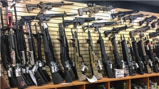  59% người Mỹ muốn cấm bán súng trường bán tự động AR-15 