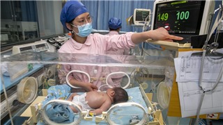  Trẻ sinh bằng phương pháp mổ có nguy cơ phát triển bệnh béo phì và tim mạch ​ 