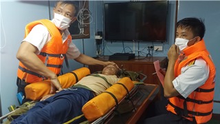  Tàu Hải quân 416 đưa một ngư dân vào đảo Phú Quý điều trị 