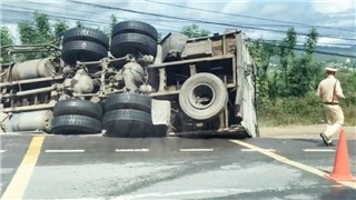  Lâm Đồng: Bị xe tải lật nghiêng đè trúng, 2 phụ nữ tử vong tại chỗ 