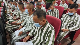  Hà Nội: Phạm nhân được đặc xá xúc động khi được trao căn cước công dân 