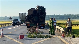  Quảng Trị: Tông vào xe đầu kéo đang dừng sửa chữa, 2 người tử vong 