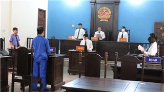  Cựu Phó hiệu trưởng dâm ô với nữ sinh lĩnh án ba năm tù 