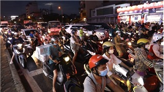  Nhiều tuyến phố Thủ đô xảy ra ùn tắc vào tối cuối tuần 