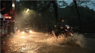   Hà Nội ngập nhiều khu vực thuộc nội thành do mưa lớn 