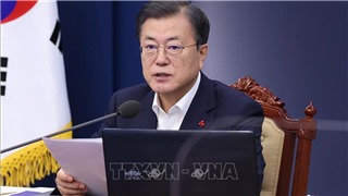  Hàn Quốc bắt giữ người biểu tình bên ngoài nhà riêng cựu Tổng thống Moon Jae-in 