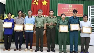  Khen thưởng đột xuất 6 người dân dũng cảm cứu nhóm người Việt Nam trốn khỏi sòng bạc ở Campuchia 