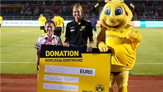  Công Vinh ghi bàn, Vietnam All Stars vẫn thất bại trước các huyền thoại Dortmund 