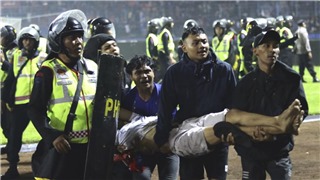  CHÙM ẢNH: Kinh hoàng bạo loạn bóng đá Indonesia khiến hơn 100 người thiệt mạng 