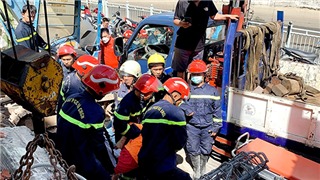  TP.HCM: Cảnh sát giải cứu một người bị tường đè 