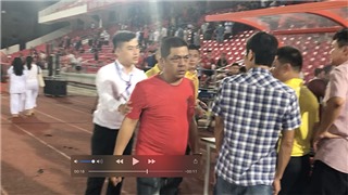  Trọng tài FIFA bị CĐV Hải Phòng nhổ nước bọt trên sân Lạch Tray 