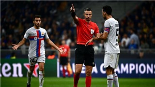  Những quyết định nào của trọng tài khiến Barca và Xavi nổi giận? 