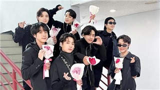  ARMY phát hiện lý do rơi nước mắt BTS tặng hoa hồng ở chương trình âm nhạc 