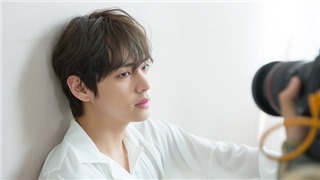  V BTS bị quây như ‘thú trong vườn thú’, netizen xót xa 