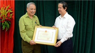  Bộ GDĐT tặng Bằng khen cho thí sinh 82 tuổi tốt nghiệp THPT 2022 
