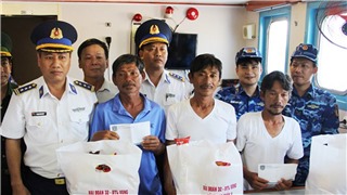 5 ngư dân tỉnh Bình Thuận gặp nạn trên biển đã về với gia đình 