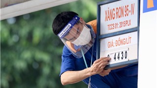  Giá xăng giảm thêm 900 đồng một lít, giá dầu hạ 1.210 đồng 