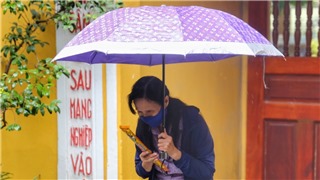  Người dân Thủ đô đội mưa đến chùa cúng lễ Vu Lan 