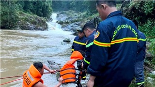  Giải cứu 10 thiếu niên mắc kẹt giữa rừng trong mưa lũ tại Lâm Đồng 