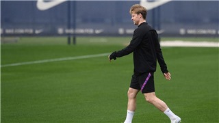  De Jong bị CĐV Barca sỉ nhục vì không chịu giảm lương 