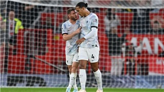  Van Dijk bị đồng đội mắng ngay trên sân vì đứng nhìn Sancho ghi bàn 
